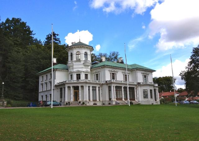 Fasad och gräsmatta framför Överås slott i Örgryte